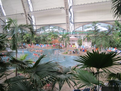 Pool mit Wasserfall und Unterwasserdüsen